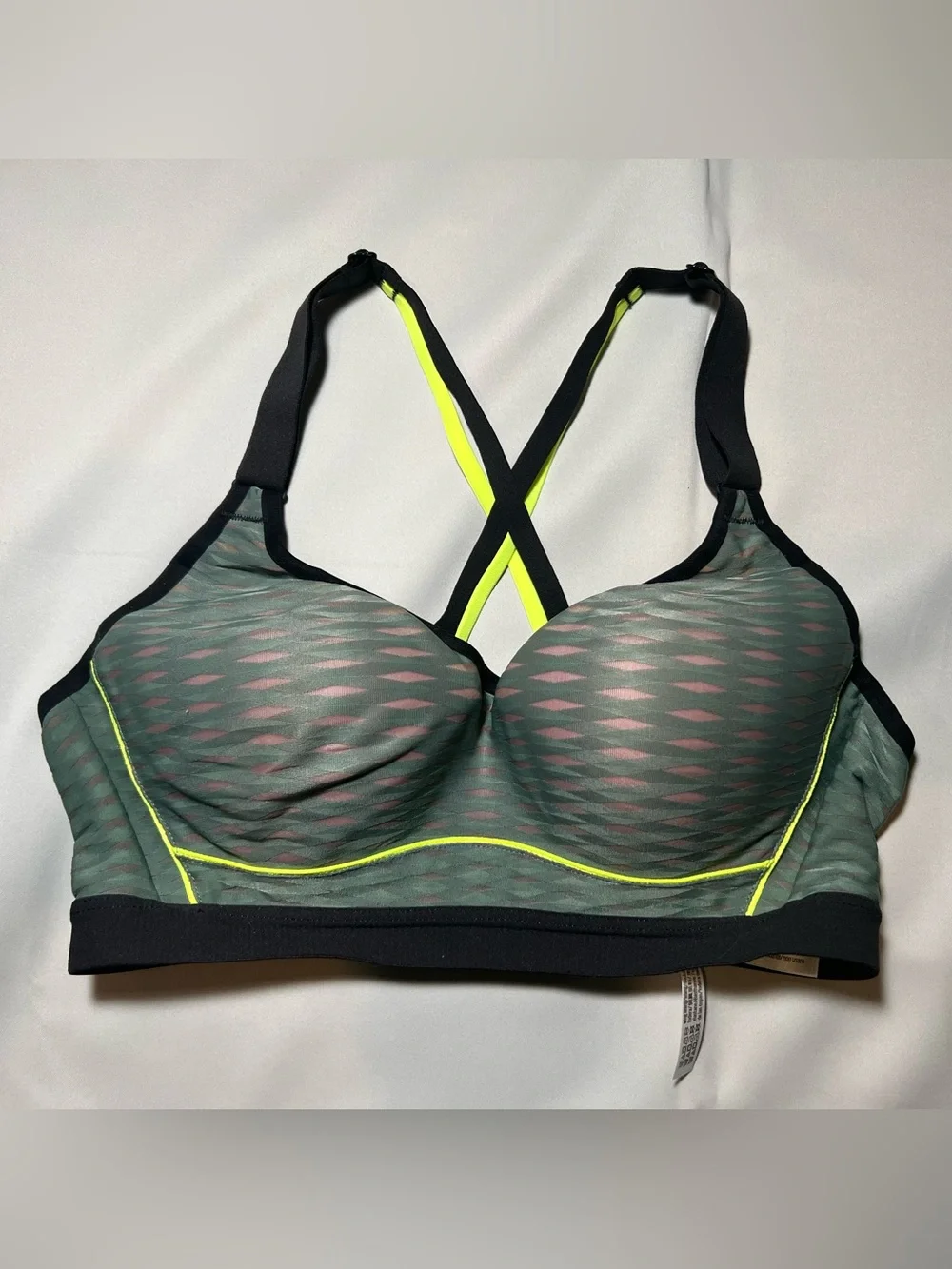 Victoria's Secret VSX Incredible Underwire Sports Bra in size 32C